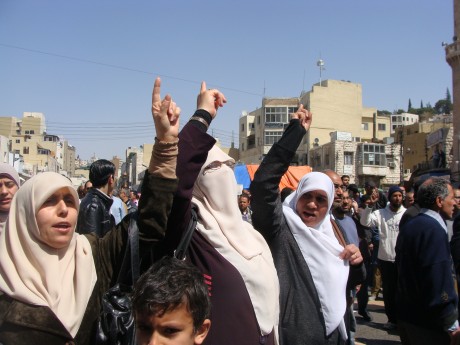 Women protest in Amman (photo: Mya Guarnieri)
