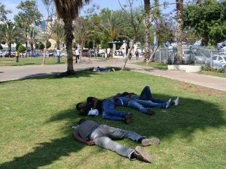 Homeless African refugees sleeping in Levinsky Park in south Tel Aviv (photo: Mya Guarnieri)