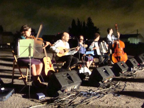 Perach Adom plays in Kiryat Yovel (photo: Mya Guarnieri)