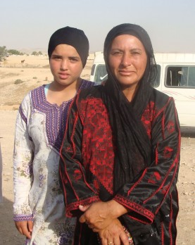 Mother and daughter in Al Arakib who have lost their home to Israeli demolitions (photo: Mya Guarnieri)